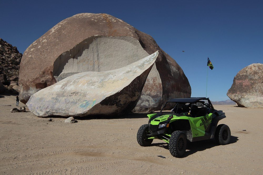 Giant Rock-Landers必去景点