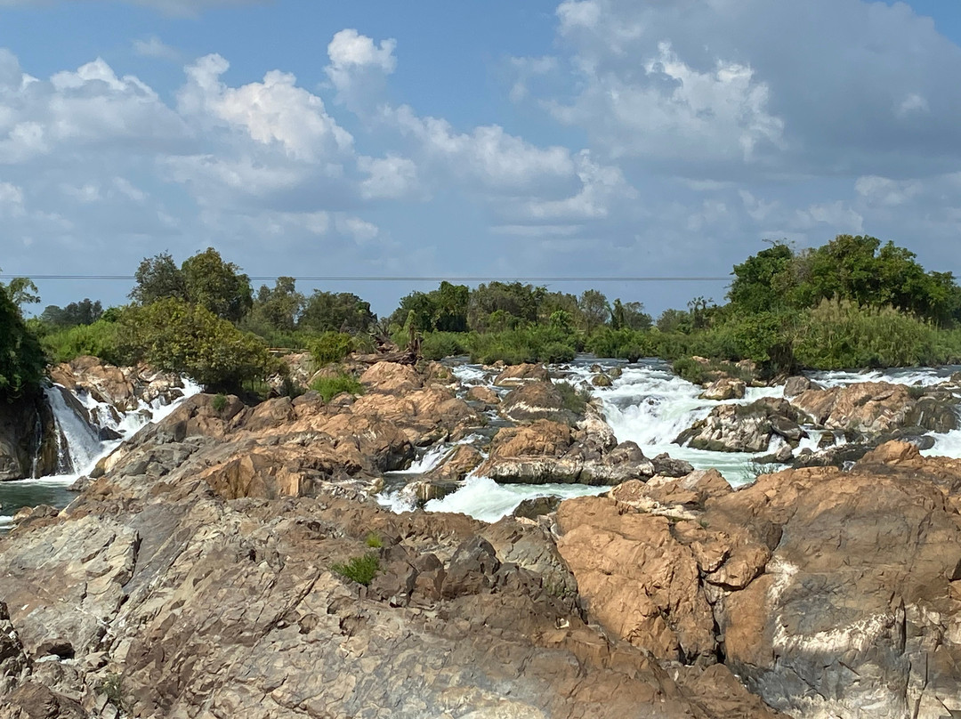 Tad Somphamit Waterfalls景点图片