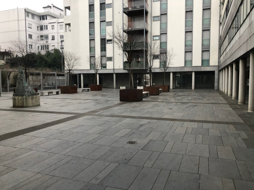 Statua a Monsignore Abramo Freschi Vescovo-波代诺内必去景点