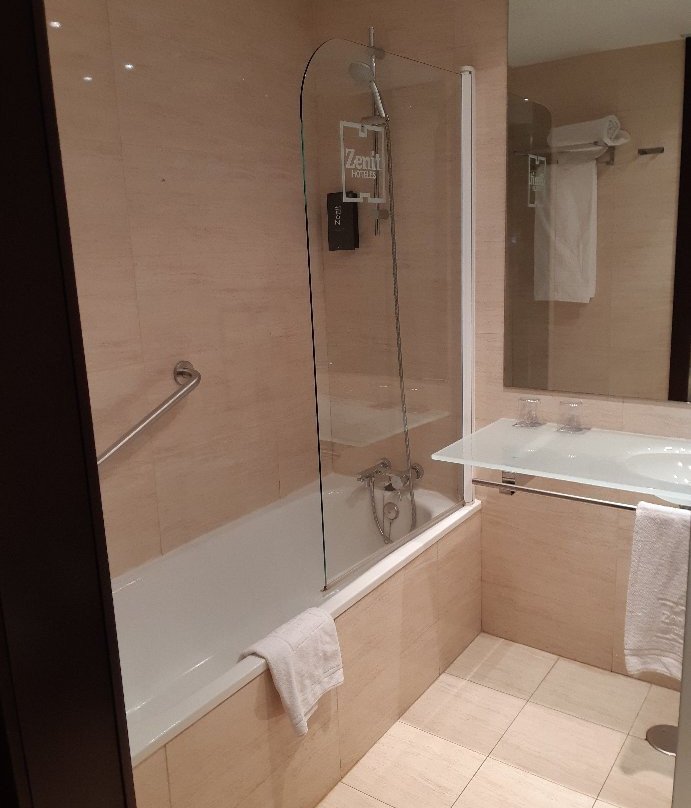 泽尼特潘普洛纳酒店主图