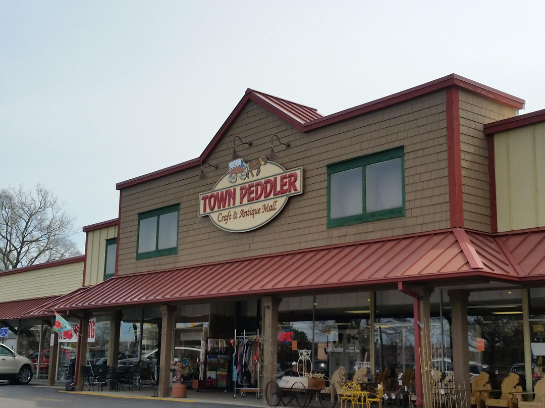 利沃尼亚旅游景点-The Town Peddler Craft and Antique Mall