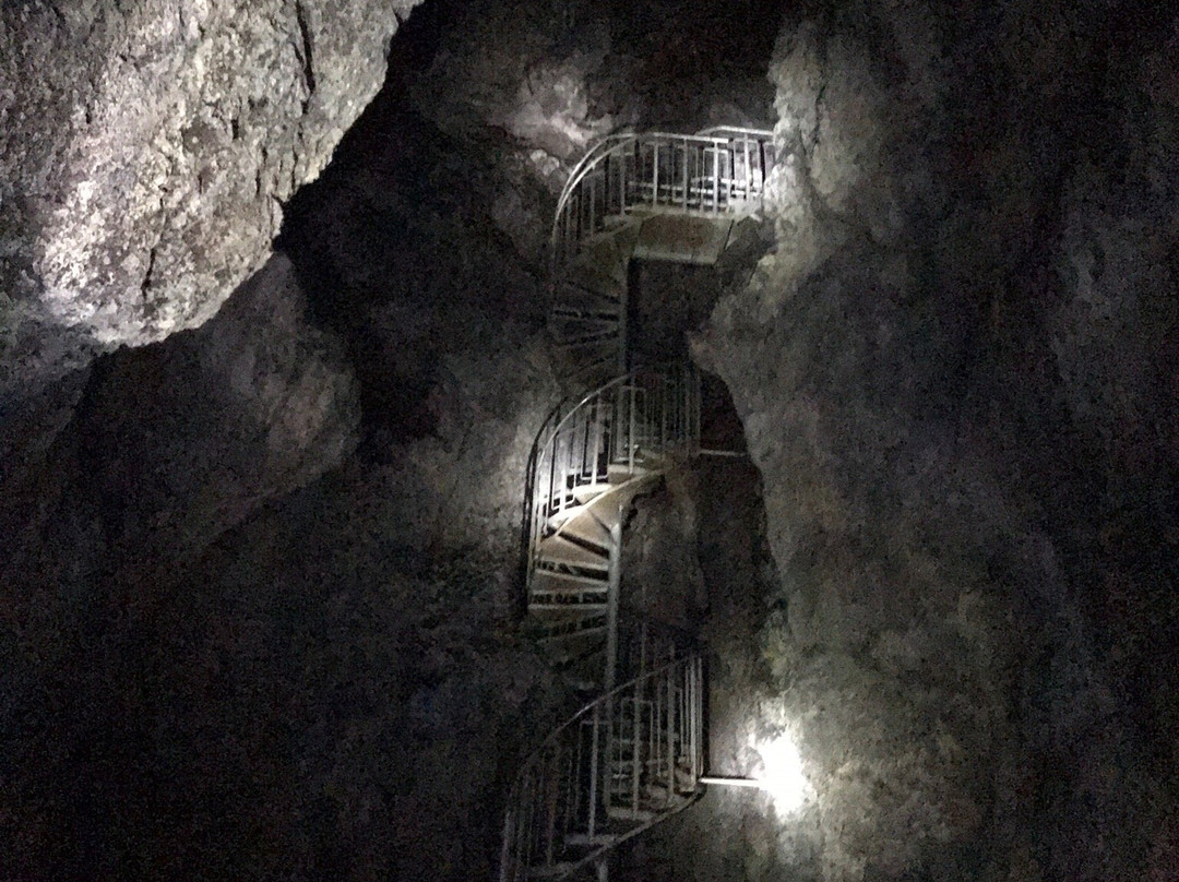 Surtshellir Lava Cave-Husafell必去景点