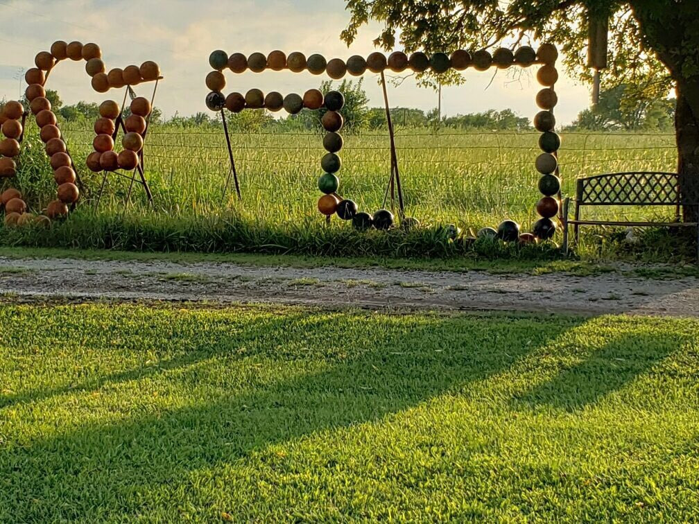 Bowling Ball Yard Art-Nowata必去景点