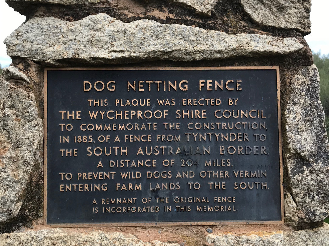 Dog Netting Fence Monument-Culgoa必去景点
