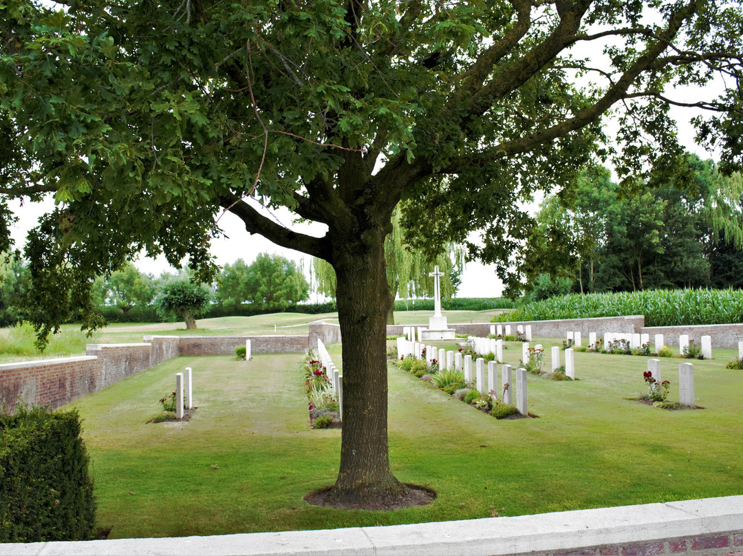 Oak Dump Cemetery景点图片