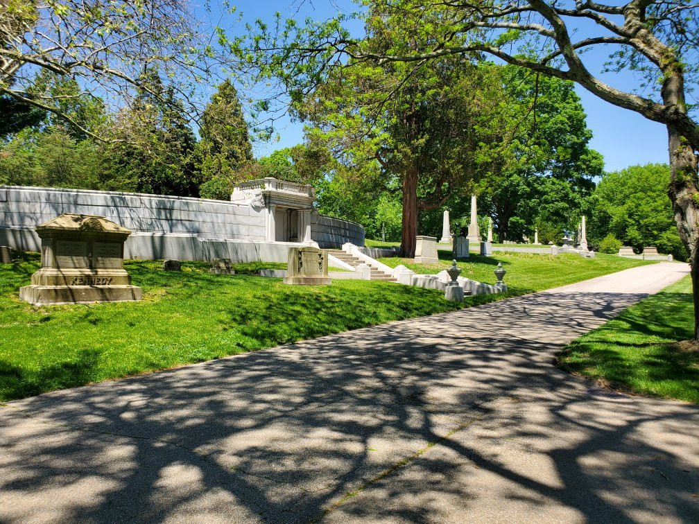 Swan Point Cemetery景点图片