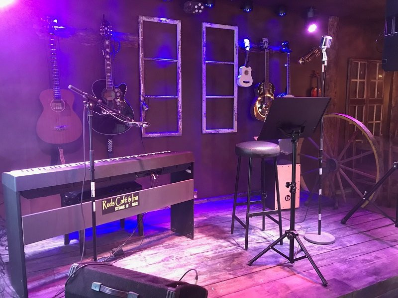 Deje餐馆和美食-Ruds Cafe & Inn Stage n´Bar