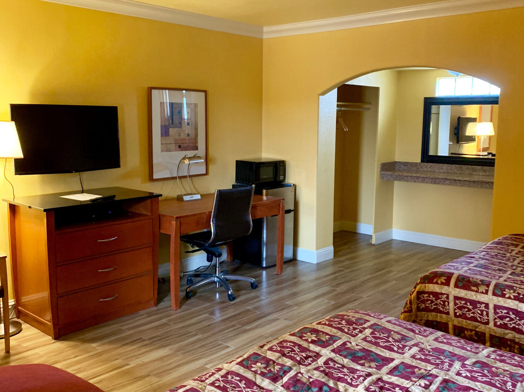 Town & Country Motel主图