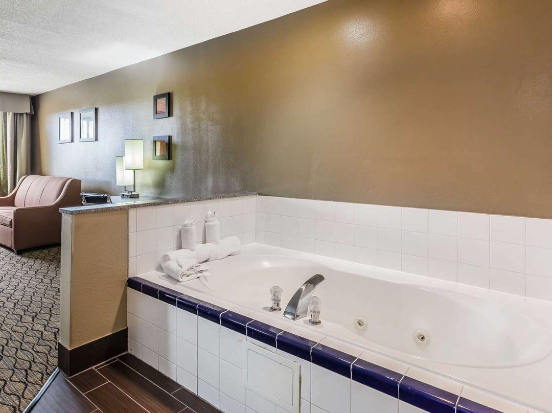 麦诺利亚海湾酒店&套房酒店主图