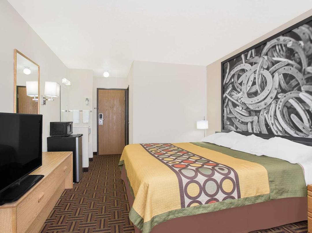 Super 8 by Wyndham Bloomfield主图