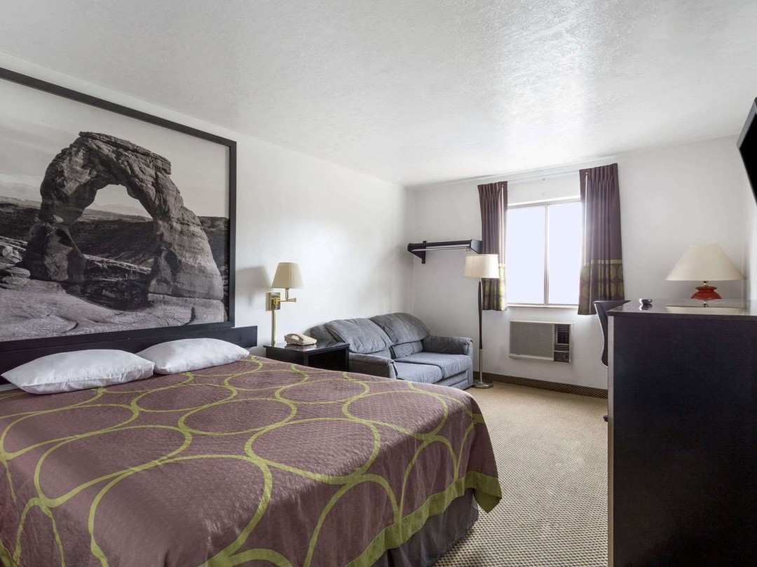 Super 8 by Wyndham Logan主图