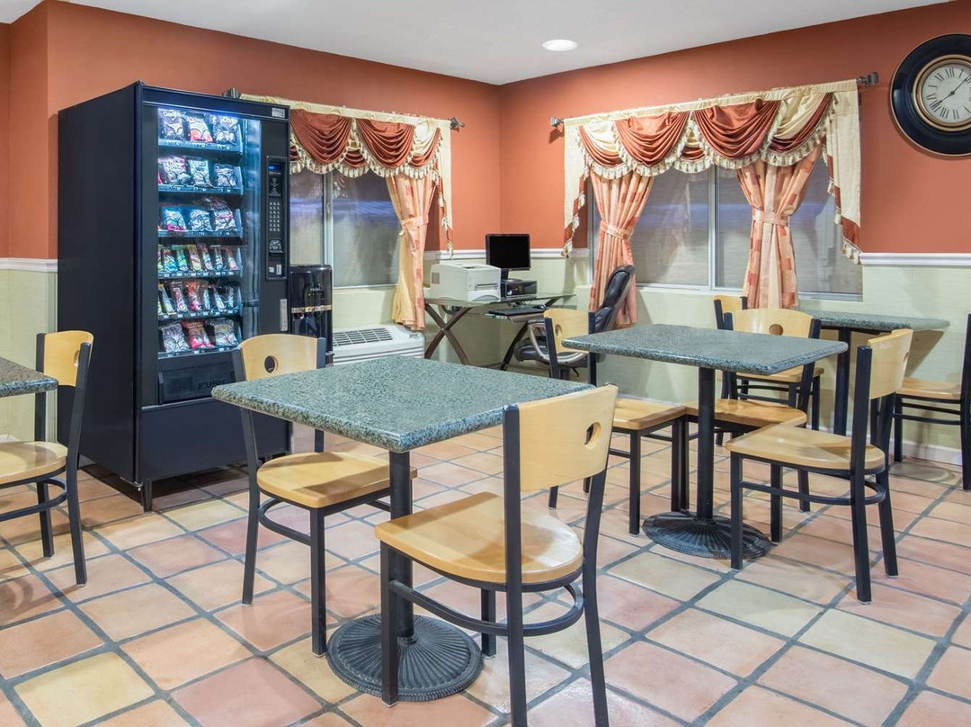 Super 8 by Wyndham Portales主图