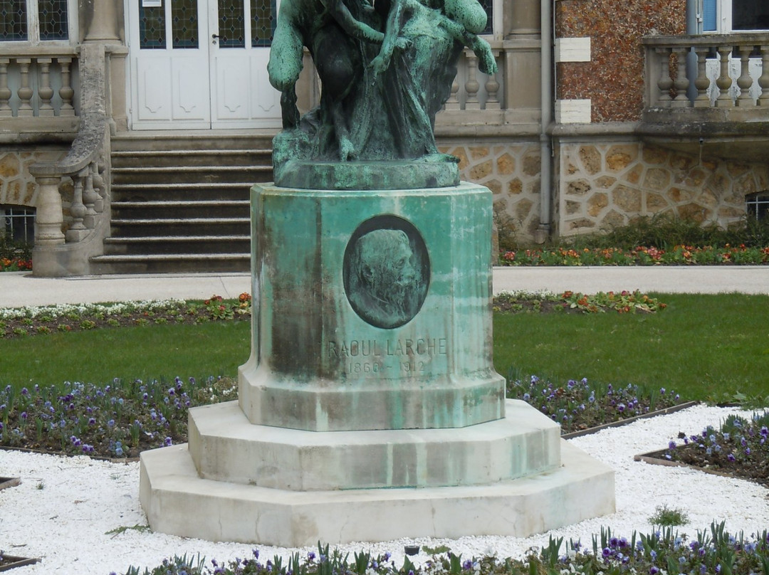 Monument à Raoul Larche景点图片