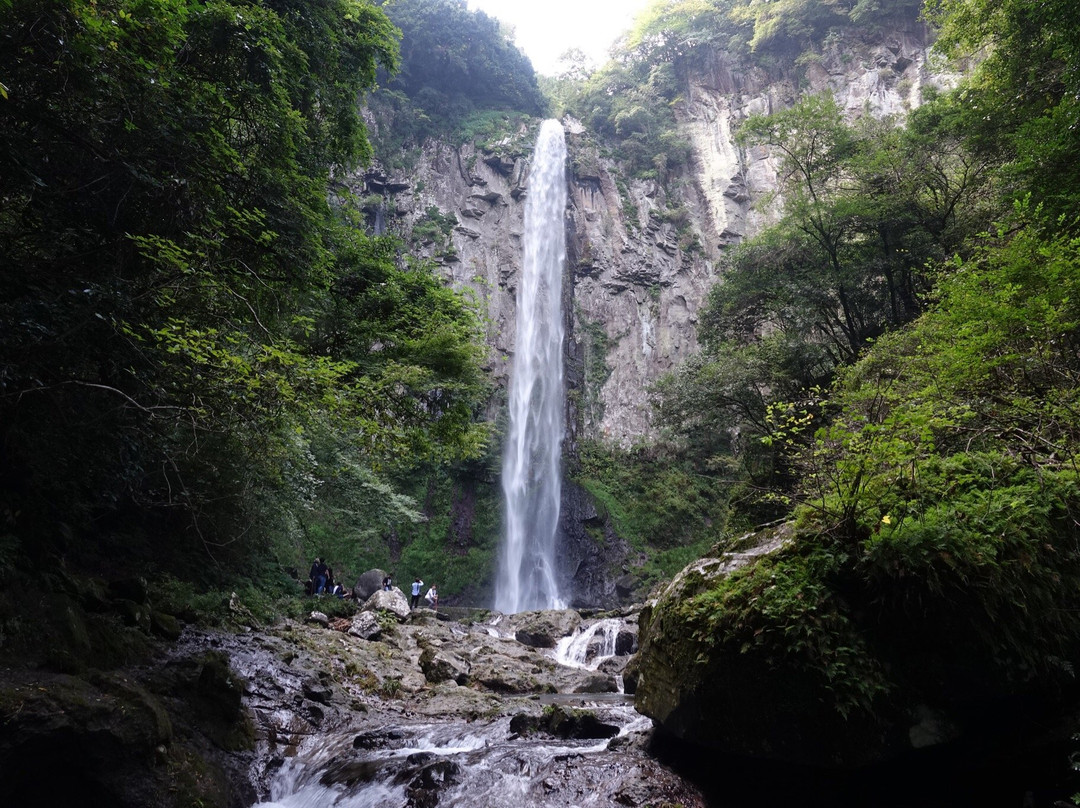 Higashi Shiya Falls景点图片