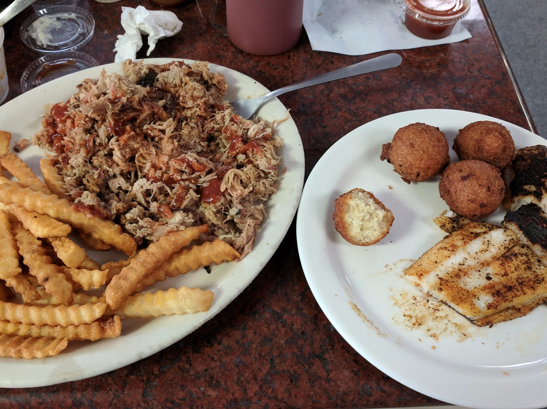 Marion餐馆和美食-Smokey Que's