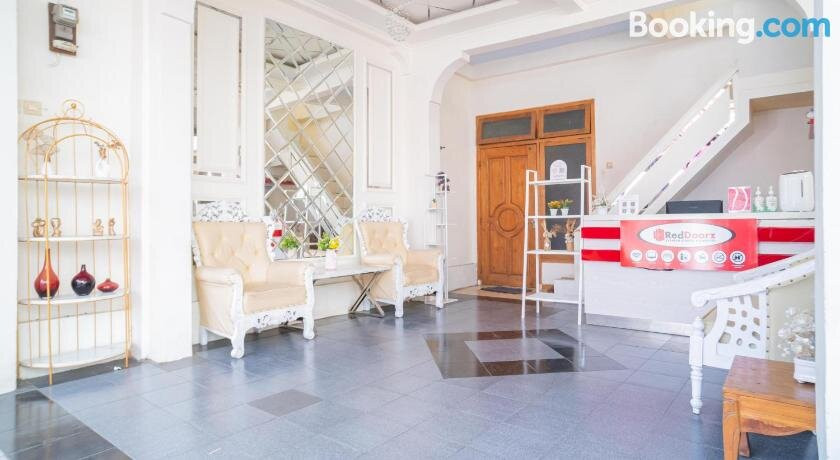 RedDoorz Syariah @ Aura Homestay