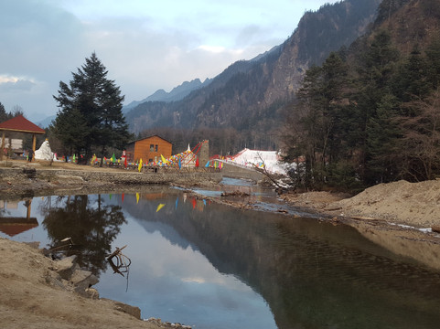 毕棚沟娜姆湖度假酒店主图