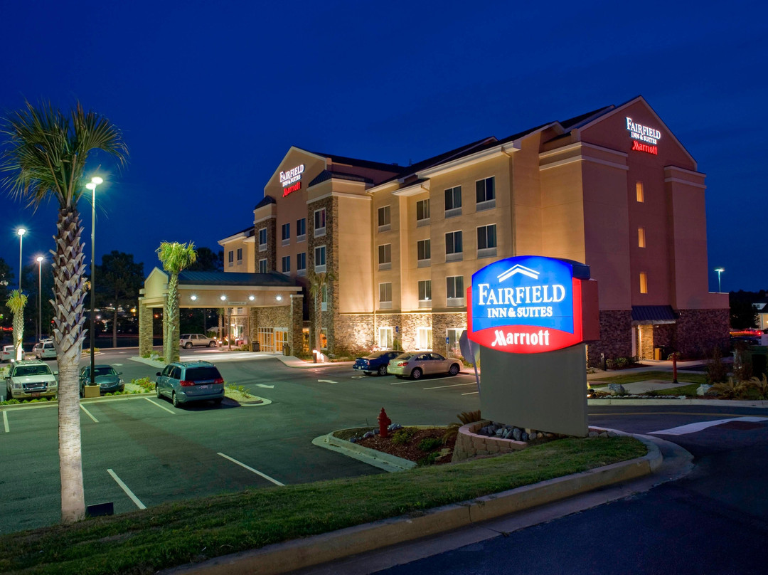 科默斯费尔菲尔德客栈&套房酒店主图