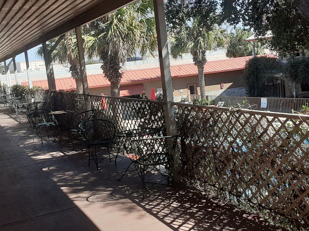 Family Garden Inn & Suites主图