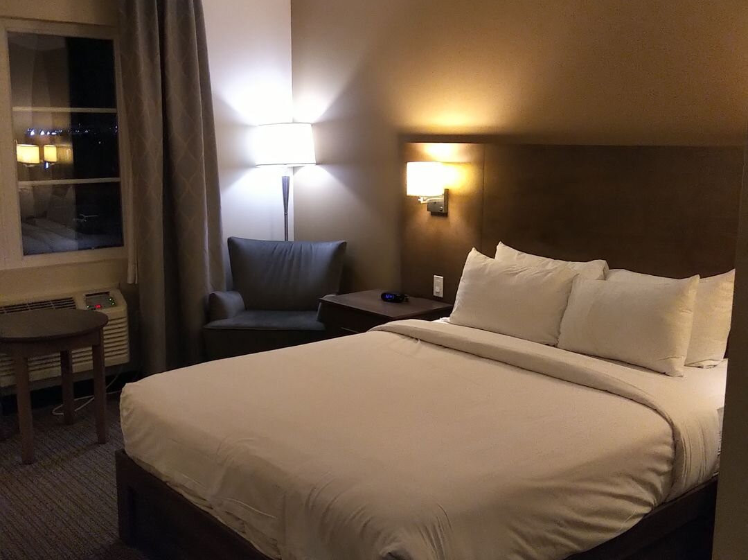 泰勒博恩因佩里亚套房酒店主图