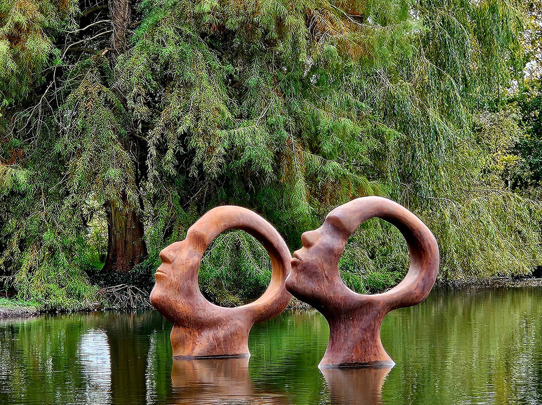 Sculpture By The Lakes景点图片