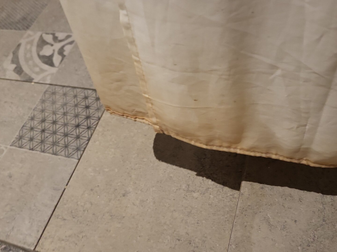 The Rubber Hotel主图