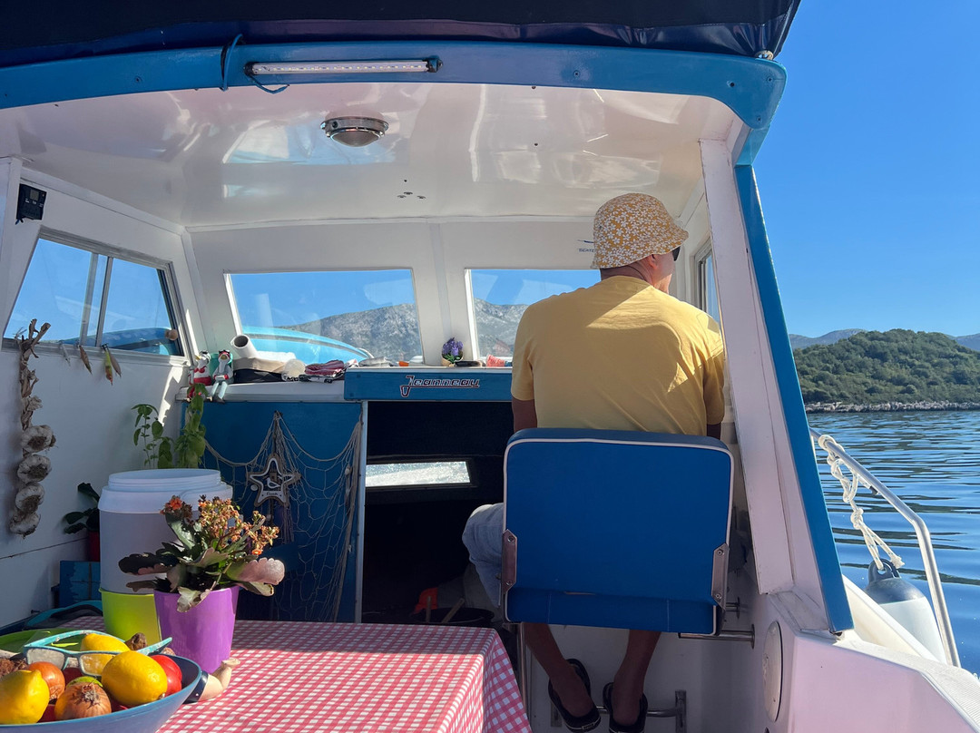 Explorer Family Boat景点图片