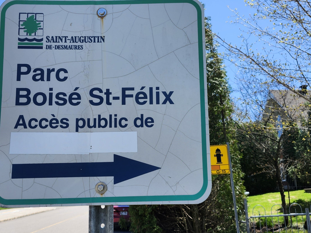 Lake St. Augustin Waterfront Park-St Augustin de Desmaures必去景点