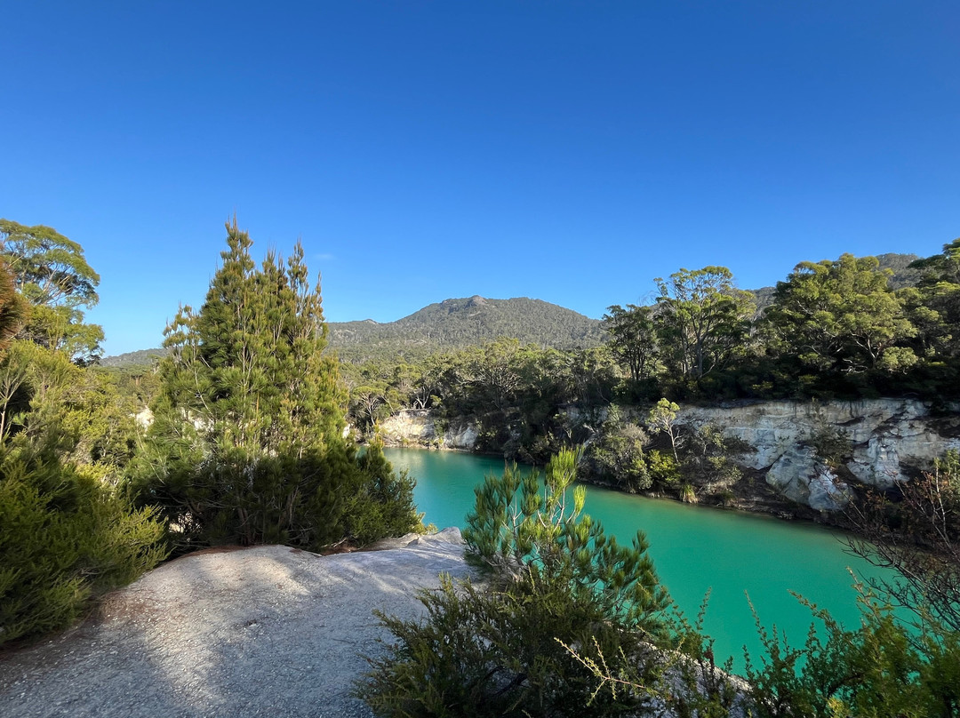 Little Blue Lake-South Mount Cameron必去景点