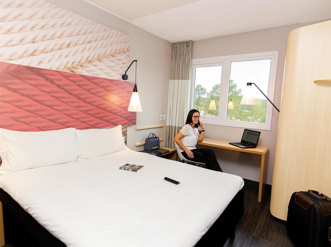 宜必思伊格雷日尼亚酒店主图