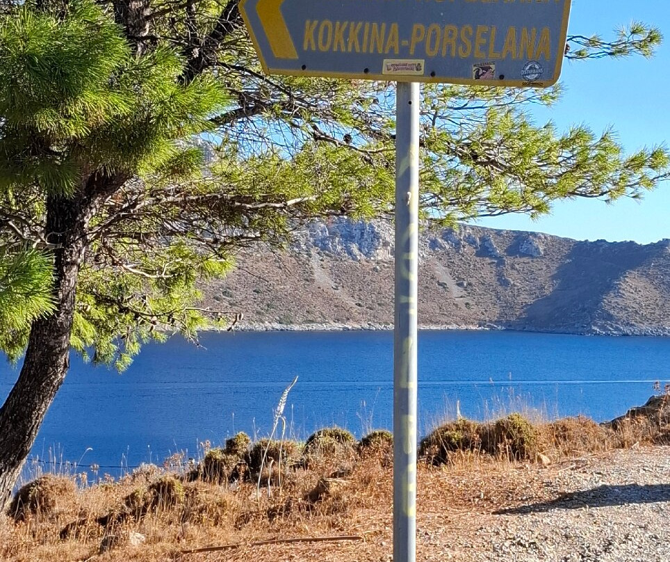 Paralia Kokkina-Lakki必去景点