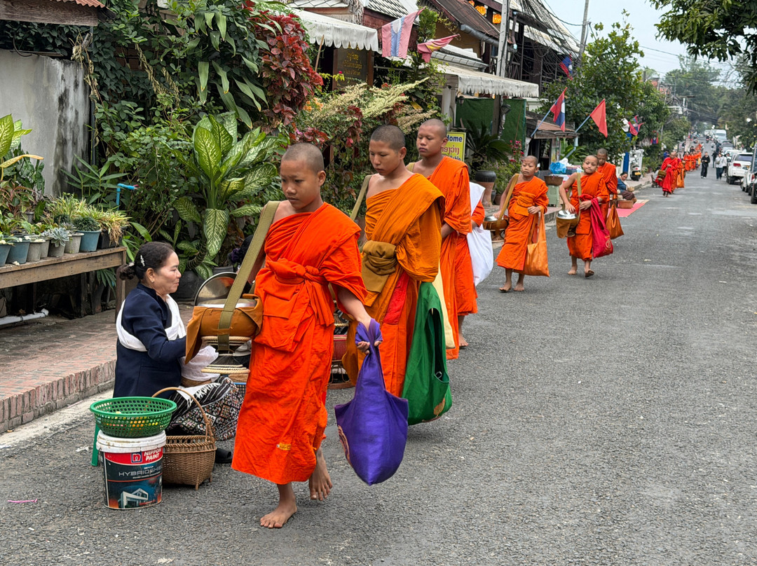 布施仪式-琅勃拉邦必去景点