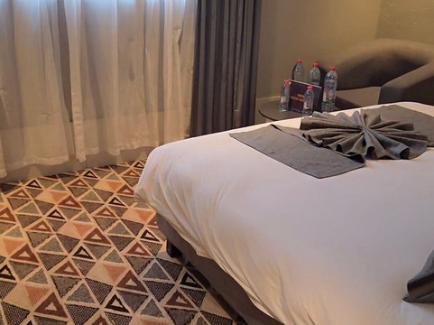 Krystal Palace Douala主图