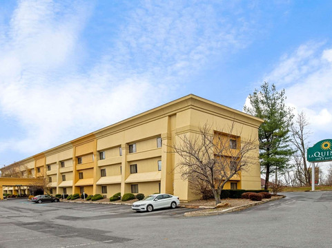 赫尔希哈里斯堡机场拉昆塔温德姆套房酒店