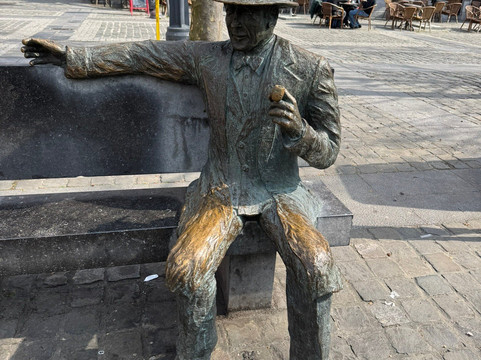 Statue de Georges Simenon-列日必去景点