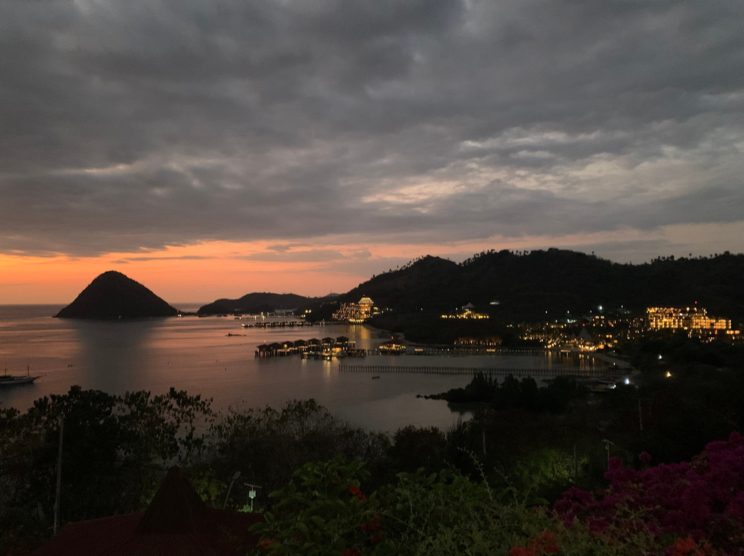克罗山上酒店主图