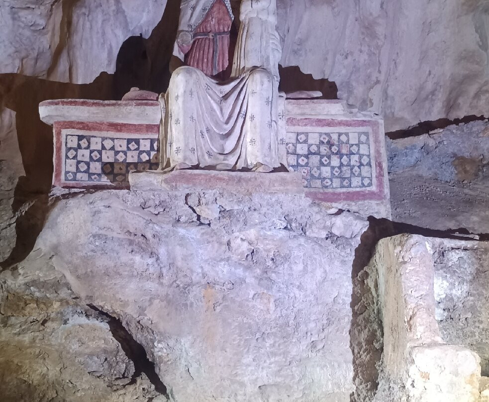 Grotta del Santuario di San Michele Arcangelo-Sant'Angelo a Fasanella必去景点