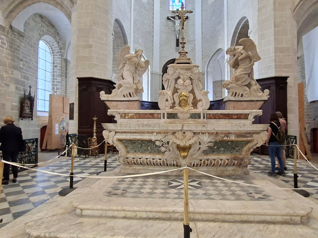Cathedrale Saint Pierre-瓦讷必去景点