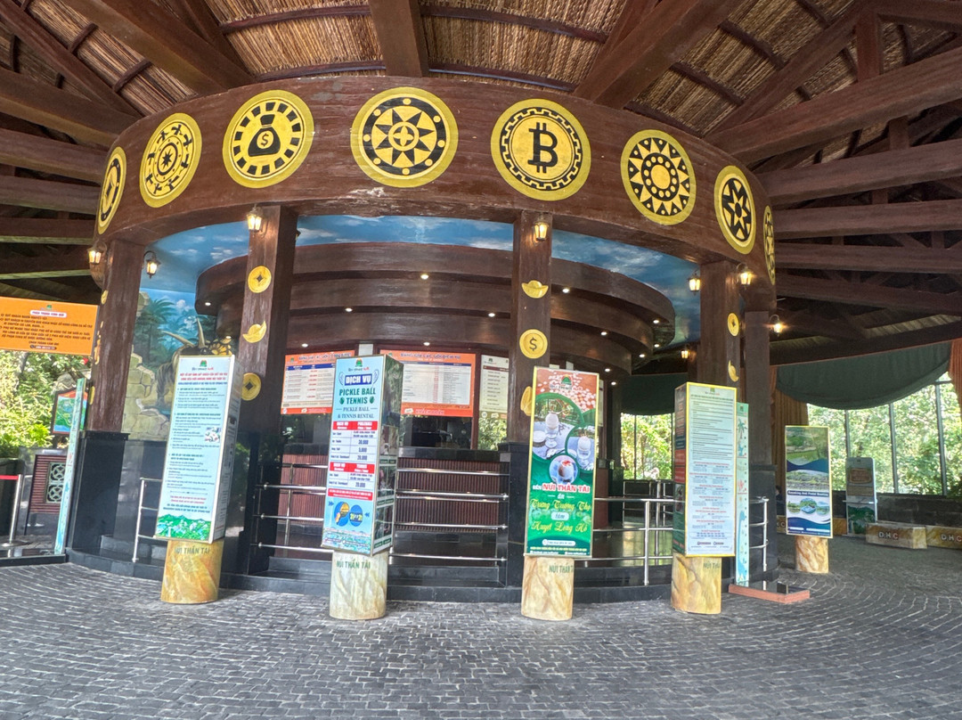 Cong Vien Suoi Khoang Nong Nui Than Tai-岘港必去景点
