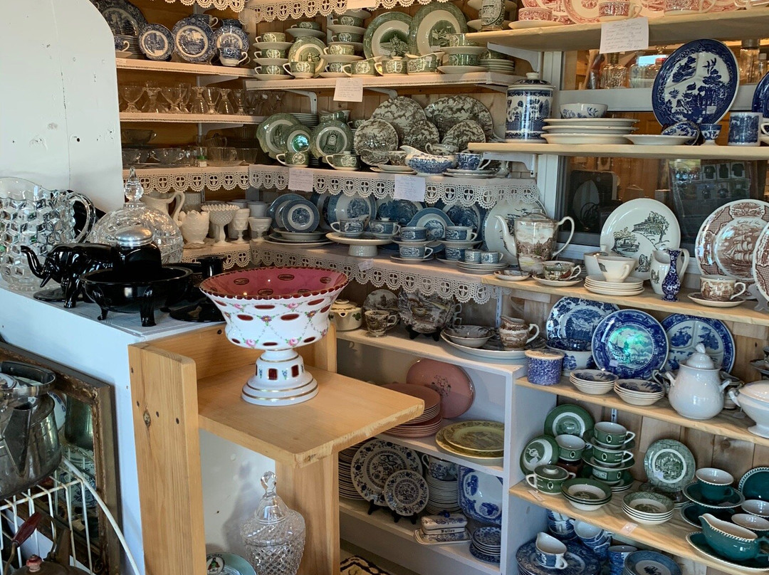 The Clutter Shop Antique and Vintage Desirables-Lubec必去景点