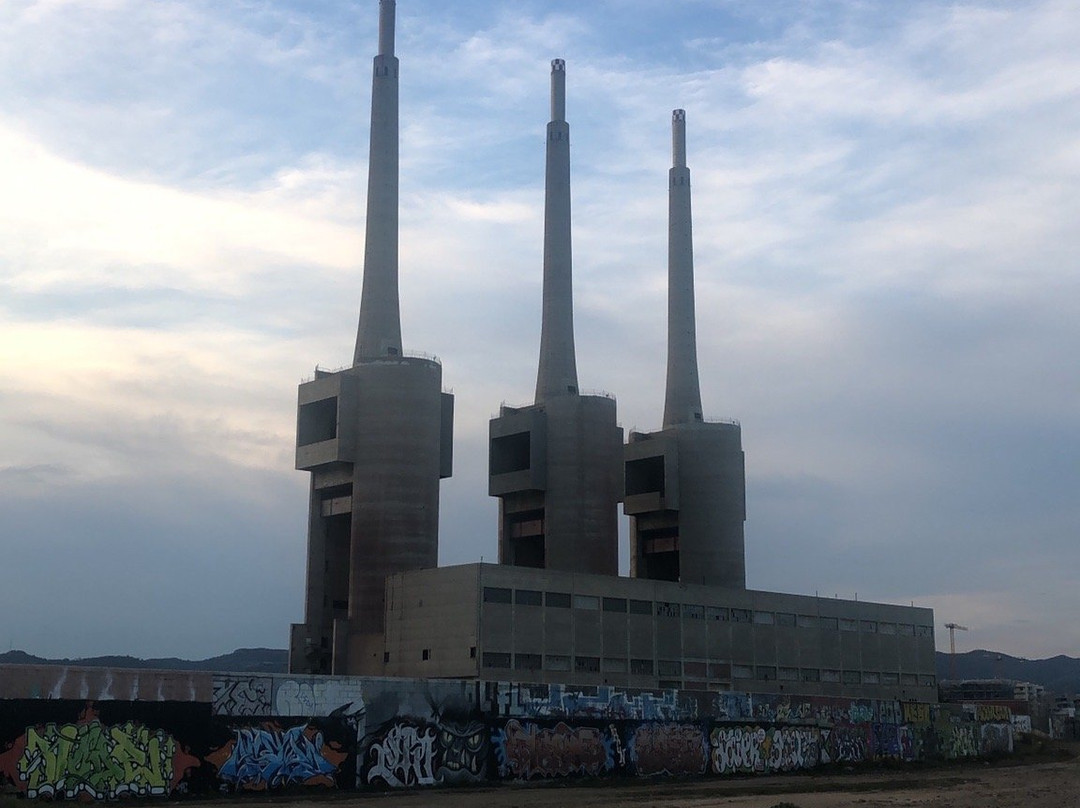 Las Tres Chimeneas de Besos景点图片