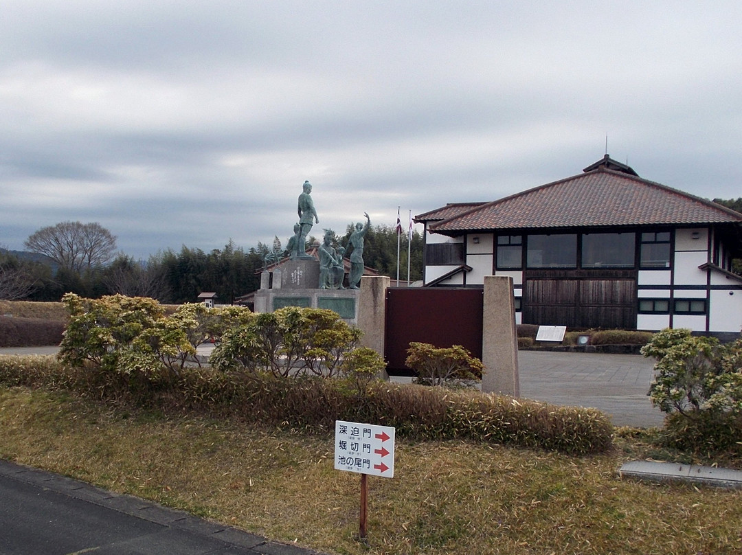 Kikuchi Castle Onkososei Monument景点图片