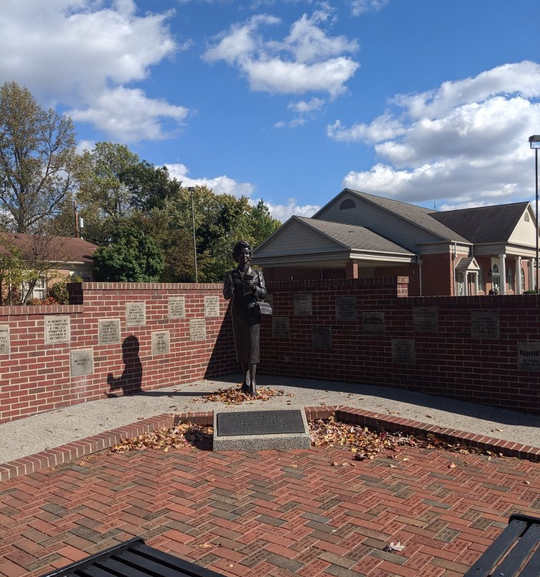 Noel Neill statue-Metropolis必去景点