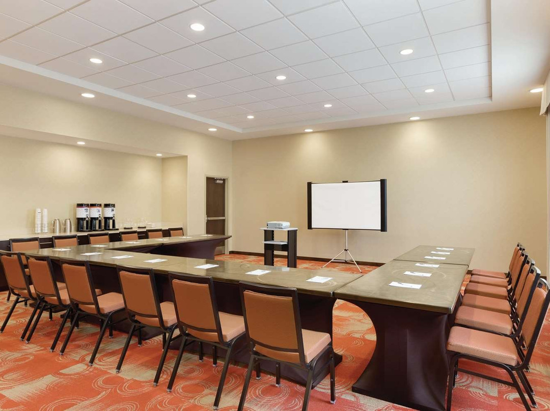 Hampton Inn St. Albans主图