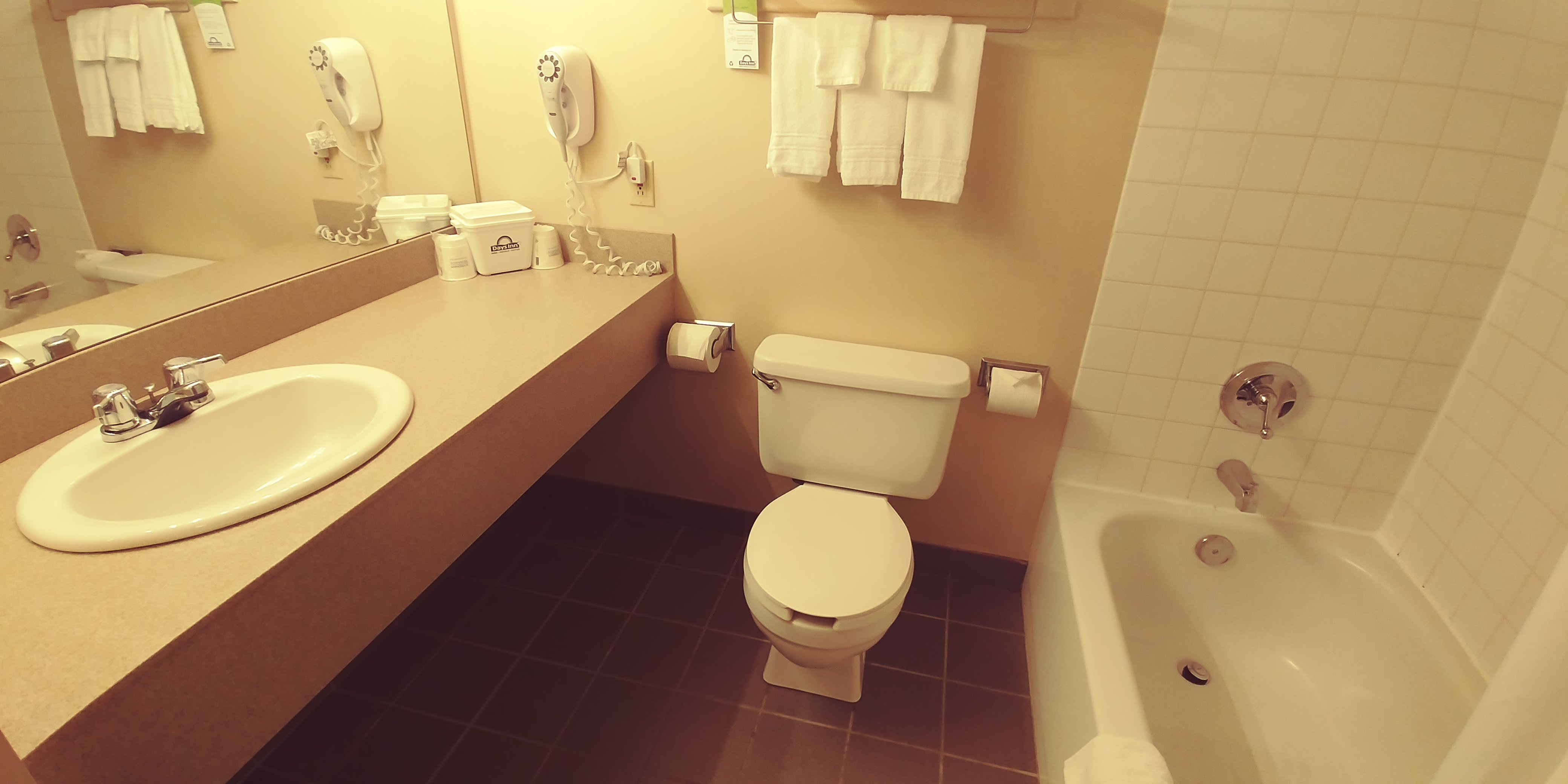 Days Inn by Wyndham Stephenville-浴室