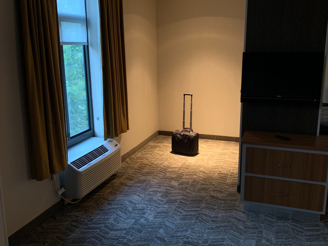 劳伦斯春季山丘套房酒店主图