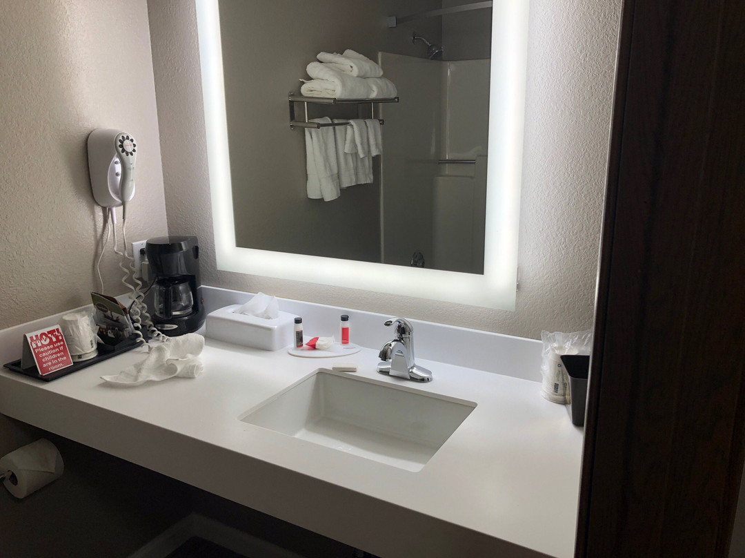 Super 8 by Wyndham St. Regis主图