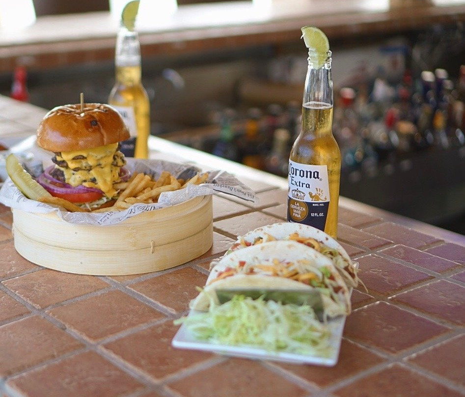 莱克伍德餐馆和美食-Maggie's Bar & Grill