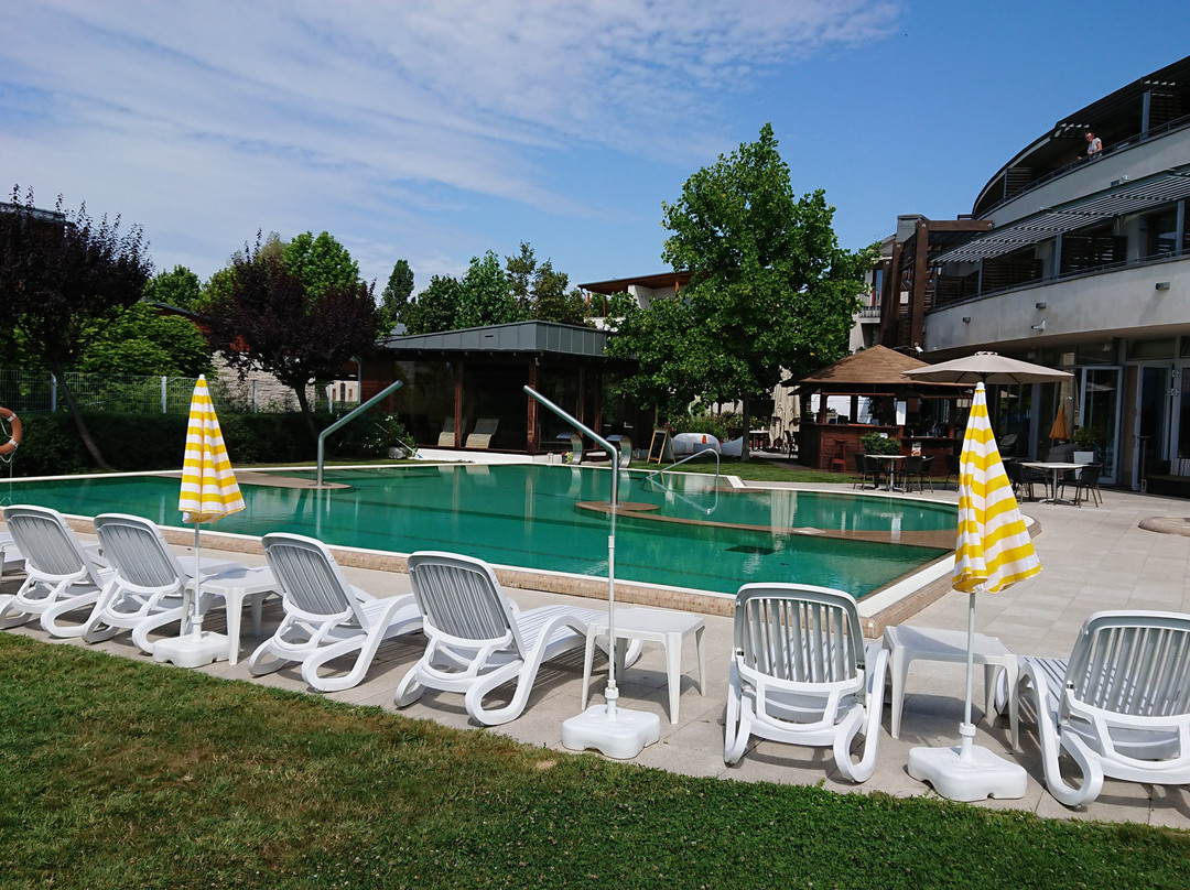 Hotel Golden Lake Resort主图