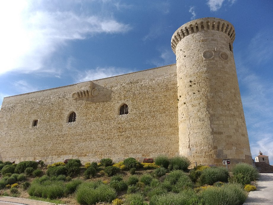 Castillo Fuentes De Valdepero景点图片